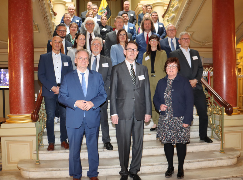 Das Bild zeigt die Mitglieder der Regierungskommission sowie Ministerpräsident Dr. Reiner Haseloff und Gesundheitsministerin Petra Grimm-Benne.