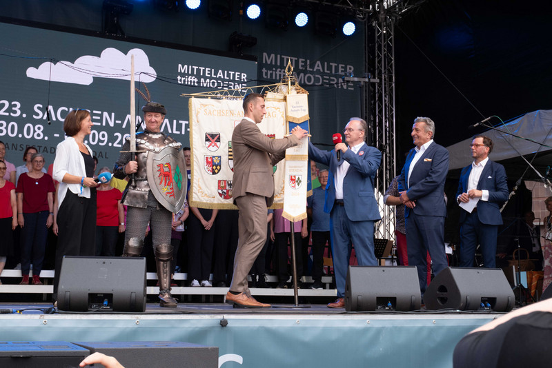 Das Bild zeigt den Oberbürgermeister von Stendal und Ministerpräsident Dr. Reiner Haseloff mit der Sachsen-Anhalt-Tag-Fahne.