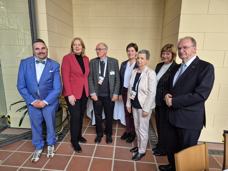Die Bürgerdelegation aus Sachsen-Anhalt mit Ministerpräsident Dr. Reiner Haseloff, Frau Dr. Gabriele Haseloff und Bundestagspräsidentin Bärbel Bas.