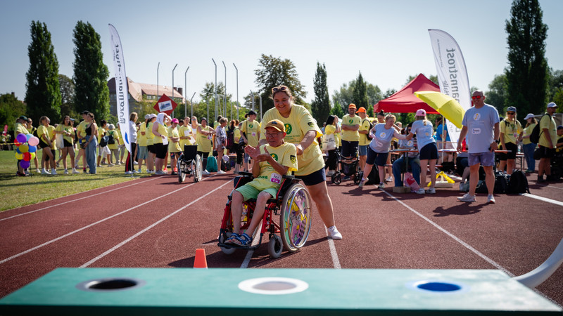 Das Bild zeigt Sportlerinnen und Sportler.