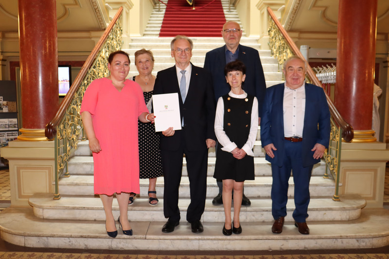 V.l.n.r.: Inessa Myslitska, Eva Malyschewski, Ministerpräsident Dr. Reiner Haseloff, Max Privorozki, Larisa Korshevnyuk, Dr. Alexander Wassermann