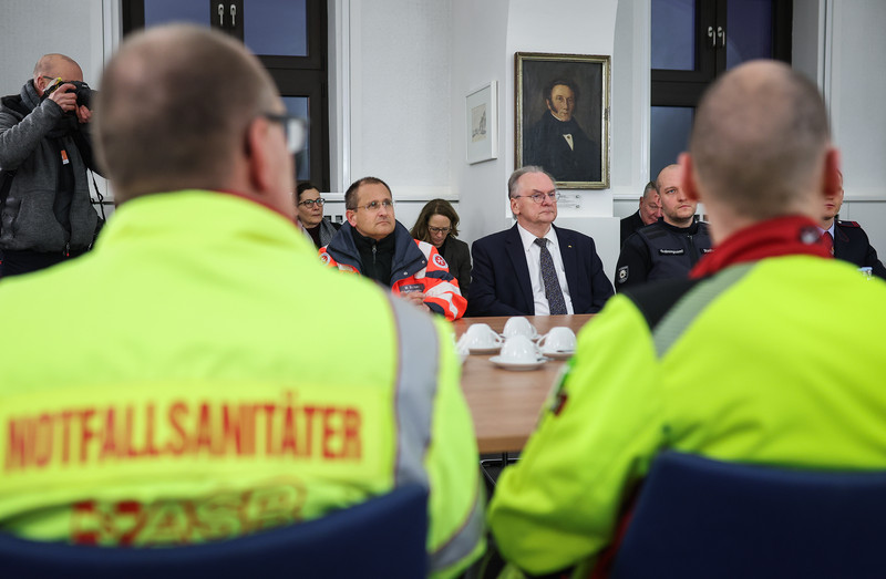 Bundespräsident Frank Walter Steinmeier und Ministerpräsident Dr. Reiner Haseloff im Gespräch mit Hilfs- und Rettungskräften.