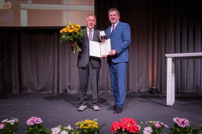 Ehrennadel für Hans-Jörg Schuster